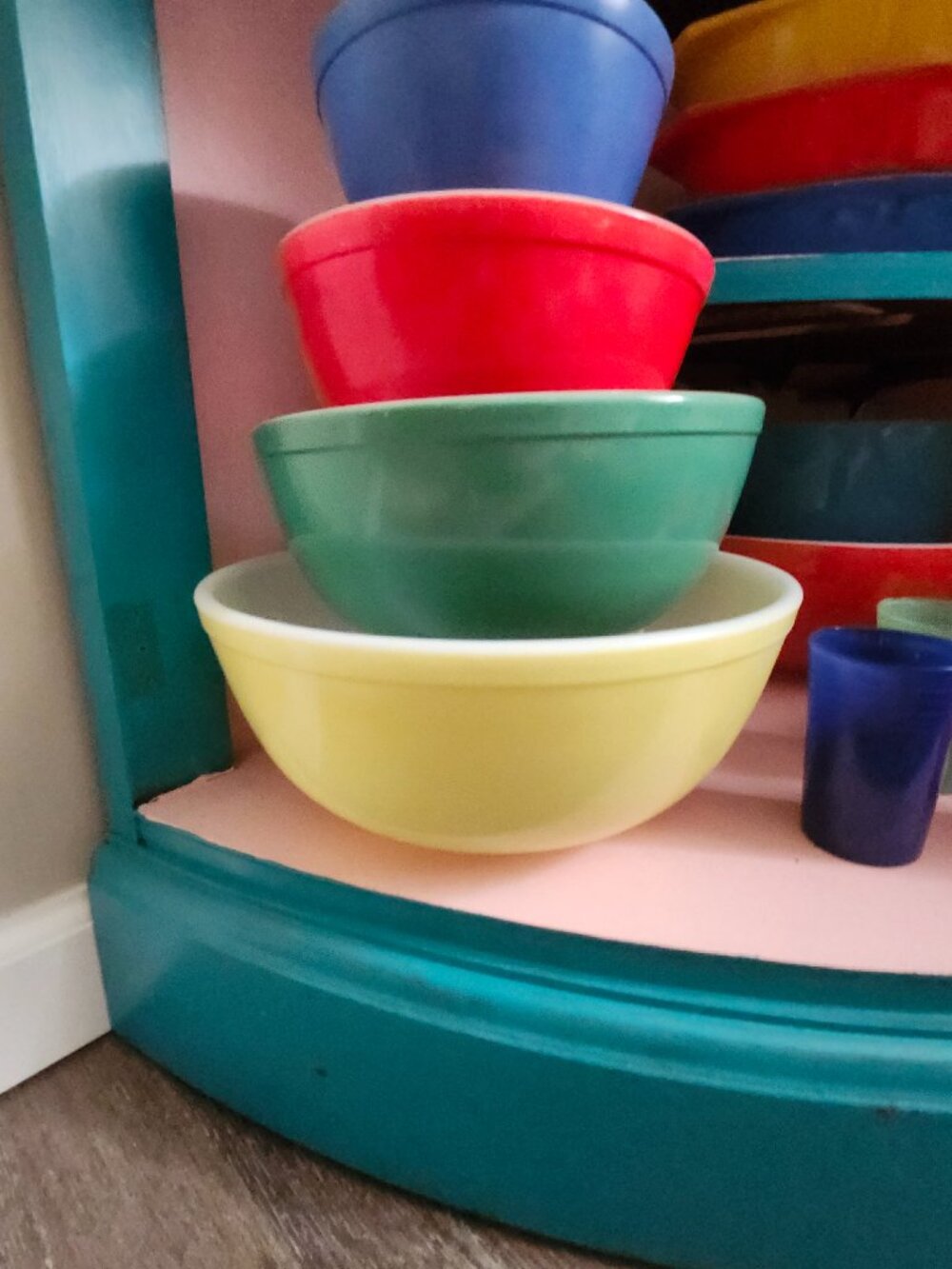 Pyrex primary mixing bowl set
